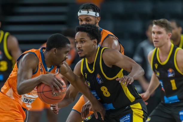 側身斜傳至 側身斜傳至